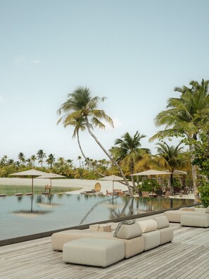 Innenpool, 2 Außenpools, Cabañas (kostenlos), Sonnenschirme