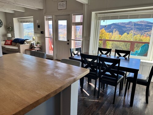 Beautiful 3BR/2BA Rustic Townhome on the Mountain: Bus Route & Wifi