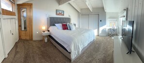 3 habitaciones, escritorio y tabla de planchar con plancha 