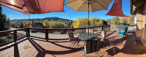 Beautiful 3BR/2BA Rustic Townhome on the Mountain: Bus Route & Wifi