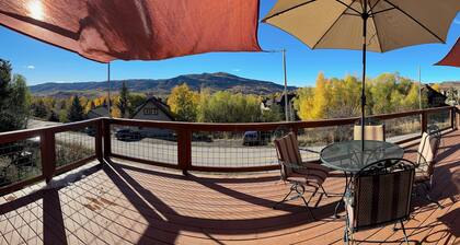 Beautiful 3BR/2BA Rustic Townhome on the Mountain: Bus Route & Wifi