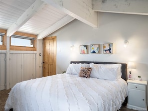 3 bedrooms, desk, iron/ironing board, travel crib