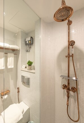 Dusj, toalettartikler (inkludert), hårføner og håndklær