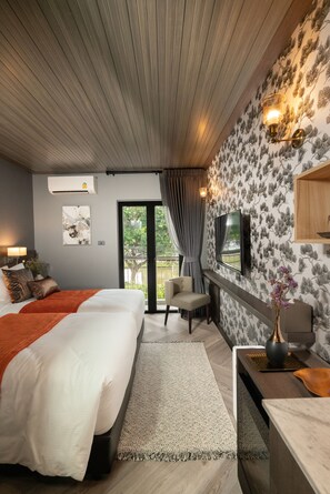 Superior Twin with Moat view | Safe på rommet, skrivebord, blendingsgardiner og lydisolert