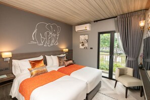 Superior Twin with Moat view | In-room safe, individually decorated, individually furnished, desk - Sanae' Oldtown Hotel (Chiang Mai)