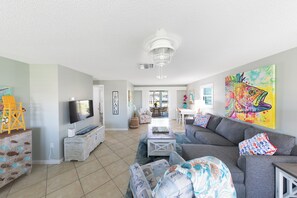 Smart TV, books, stereo - Gulf Access-Waterfront Home-Isles of Capri, FL (Naples)