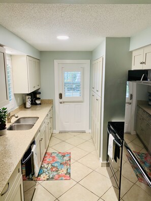 Fridge, microwave, oven, stovetop - Gulf Access-Waterfront Home-Isles of Capri, FL (Naples)