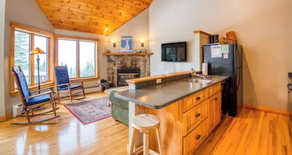 Rock Pond Condo 77 - Ski in Ski out Cozy Condo at Saddleback
