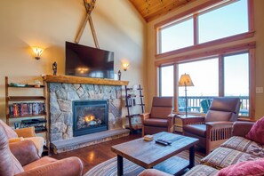 Televisión y chimenea 