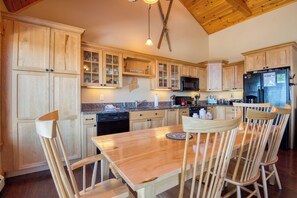 Fridge, microwave, oven, stovetop - Rock Pond Condo Green Drake 25 - Gorgeous ski in ski out condo on Saddleback Mountain (Sandy River Plantation)