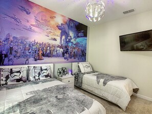 5 bedrooms, iron/ironing board, travel crib, free WiFi - ✨ 5BR/4BA Townhouse w/ Private Pool, Themed Rooms & Resort Pools, Lazy River | 10 Minutes to Disney (Kissimmee)