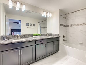 Combined shower/tub, hair dryer, towels