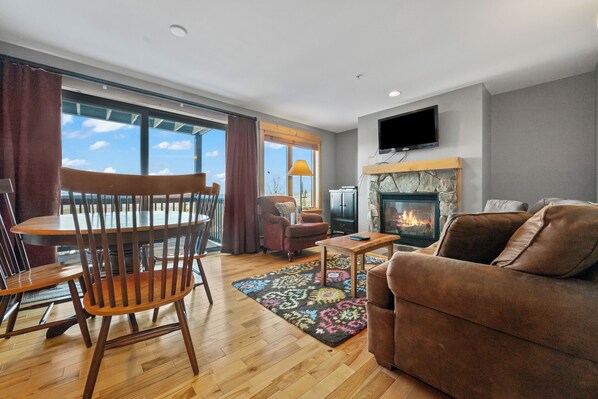 TV, fireplace