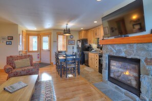 TV, fireplace, DVD player, books - South Branch Condo 15-1 - Ski in Ski out condo at Saddleback (Sandy River Plantation)