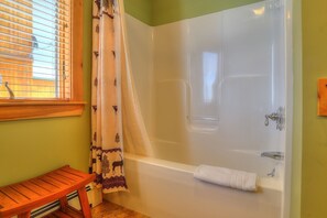 Shower, hair dryer, towels - South Branch Condo 15-1 - Ski in Ski out condo at Saddleback (Sandy River Plantation)