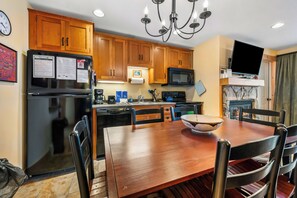 Dining - South Branch Condo 15-2 - Saddleback Mountain Ski in Ski out condo (Sandy River Plantation)