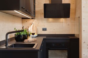 Frigorífico, microondas, horno y placa de cocina