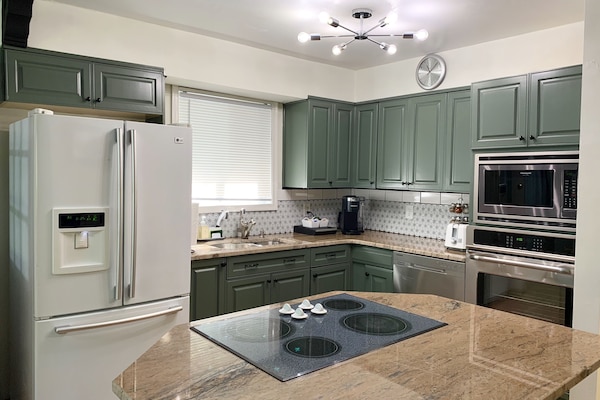 Refrigerador, microondas, horno, placa de cocina