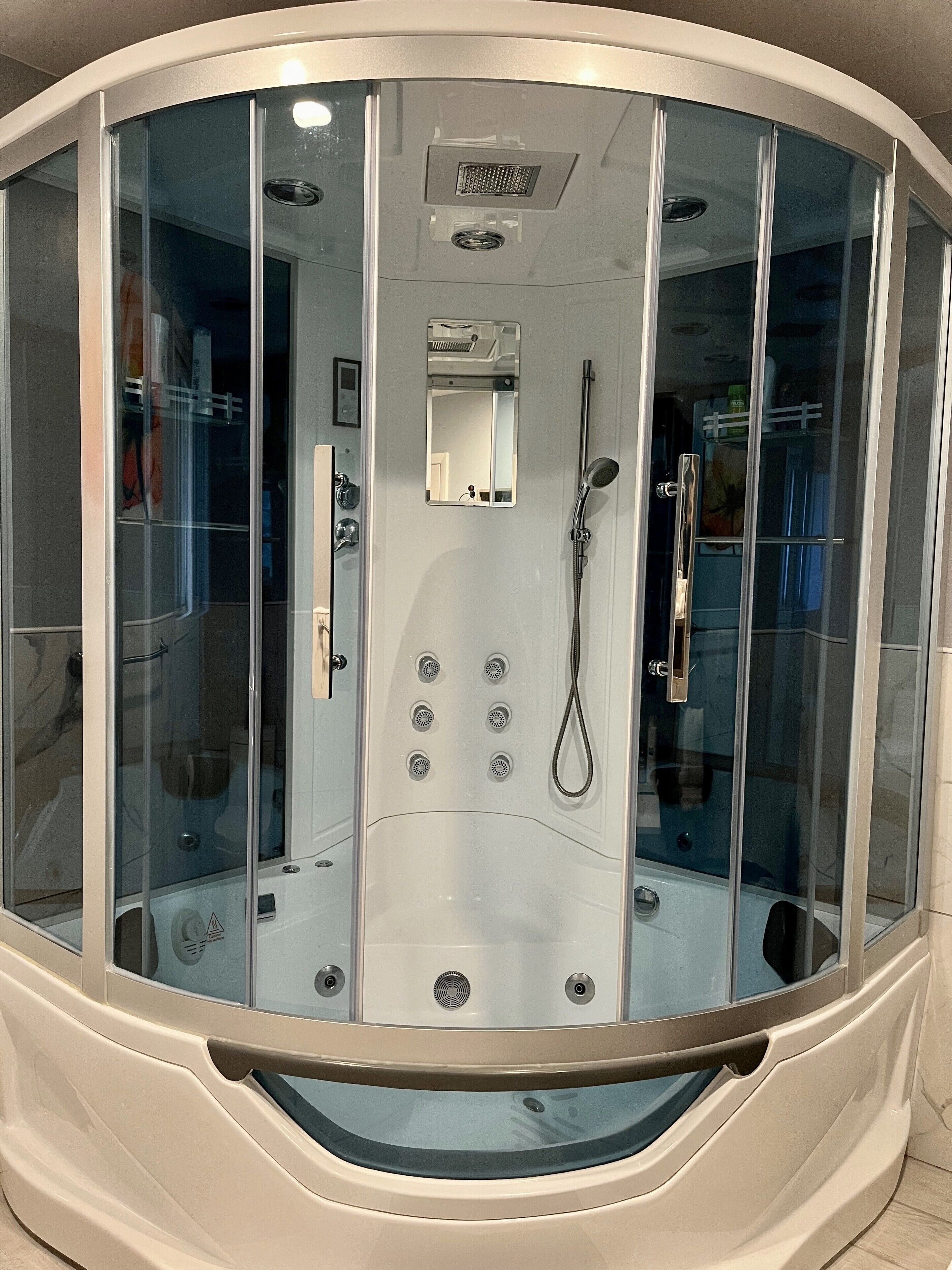 Combined shower/bathtub, jetted bath, hair dryer, towels