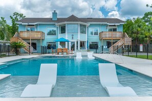 Una piscina al aire libre, una piscina climatizada