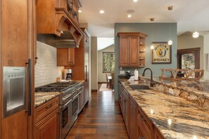 House (4 Bedrooms) | Exterior