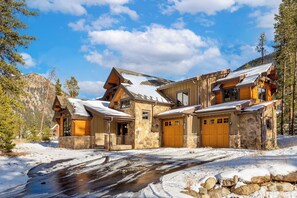 House (4 Bedrooms) | Exterior