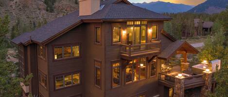 House (6 Bedrooms) | Exterior