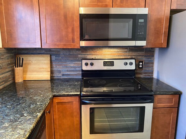 冰箱、微波炉、烤箱、炉灶