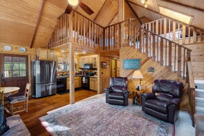 Smart-TV, peis, DVD-spiller og bøker