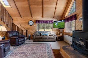 Smart-TV, peis, DVD-spiller og bøker