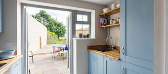 Charming cottage near lovely Stamford with cosy open fire and a rural location.