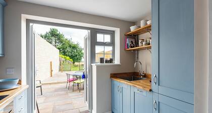 Charming cottage near lovely Stamford with cosy open fire and a rural location.