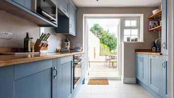 Fridge, microwave, dishwasher, cookware/dishes/utensils