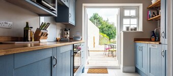 Charming cottage near lovely Stamford with cosy open fire and a rural location.