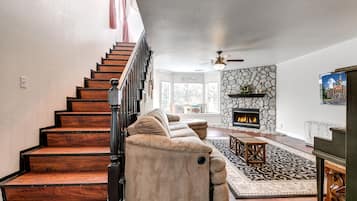 Smart TV, fireplace, ping pong, books