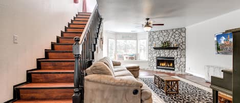 スマートテレビ、暖炉、卓球台、書庫