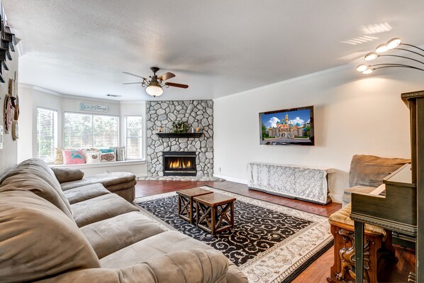 Smart-TV, Kamin, Tischtennisplatte, Bücher