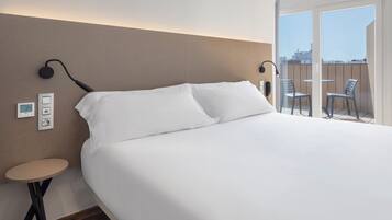 Habitación doble | Minibar, caja fuerte, escritorio y tabla de planchar con plancha