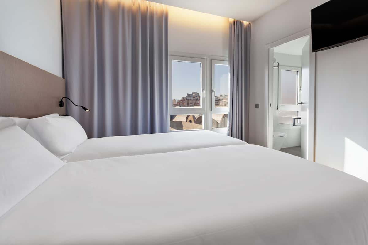 Twin Room | Minibar, in-room safe, desk, iron/ironing board