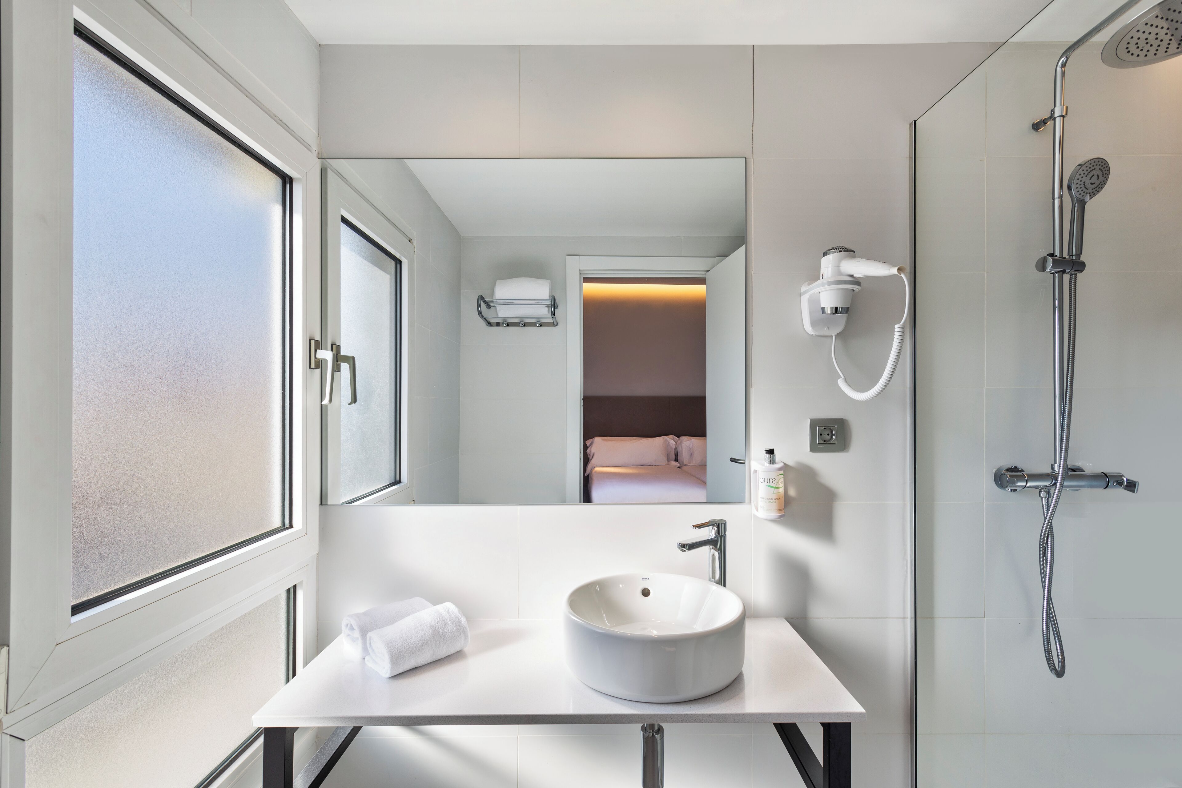 Secador de pelo, toallas, jabón, shampoo