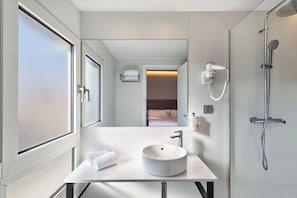 Secadora de cabello, toallas, jabón, shampoo