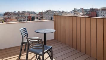 Minibar, coffres-forts dans les chambres, bureau