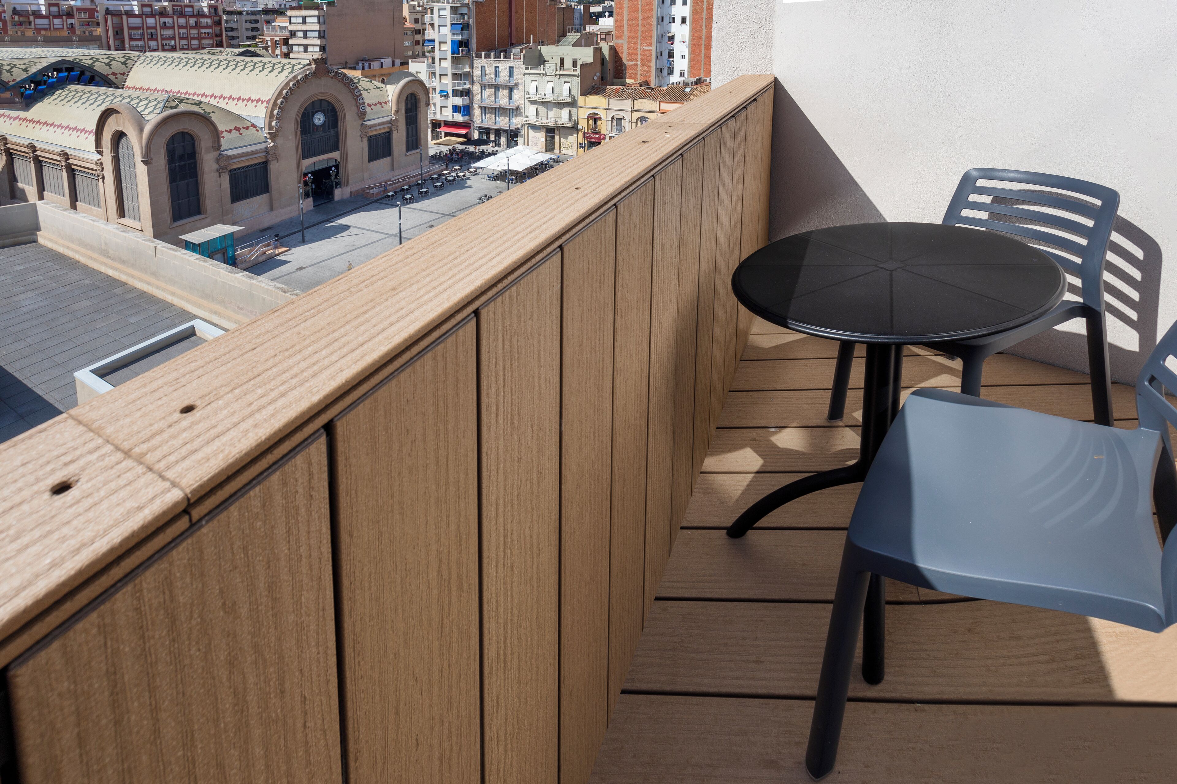 Minibar, caja de seguridad en la habitación y escritorio 