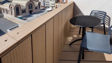 Habitación doble superior | Minibar, caja fuerte, escritorio y tabla de planchar con plancha