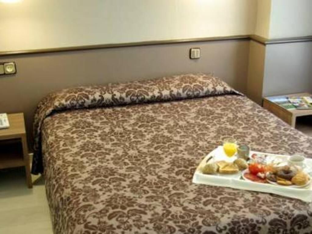 Minibar, coffres-forts dans les chambres, bureau