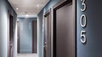 Habitación individual | Minibar, caja fuerte, escritorio y tabla de planchar con plancha