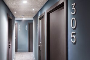 Enkeltrom | Minibar, safe på rommet, skrivebord og strykejern/-brett