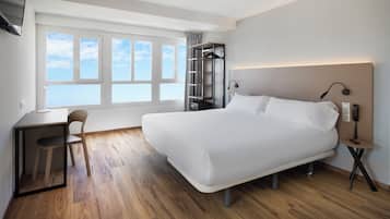 Habitación doble | Minibar, caja fuerte, escritorio y tabla de planchar con plancha