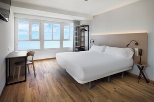 Minibar, caja de seguridad en la habitación y escritorio 