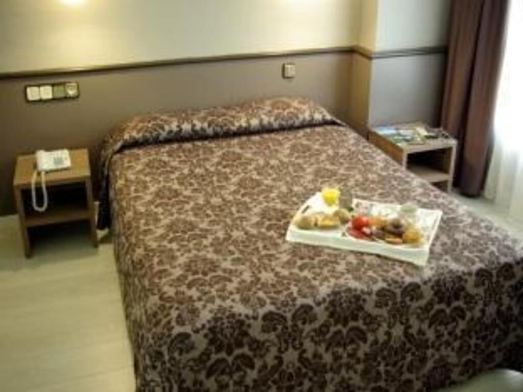 Minibar, coffres-forts dans les chambres, bureau
